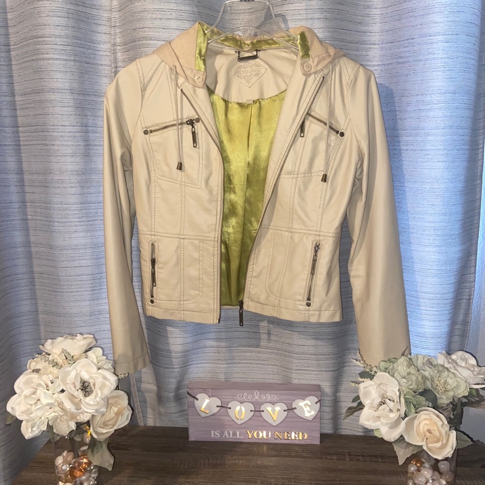Beige leather jacket 🌼